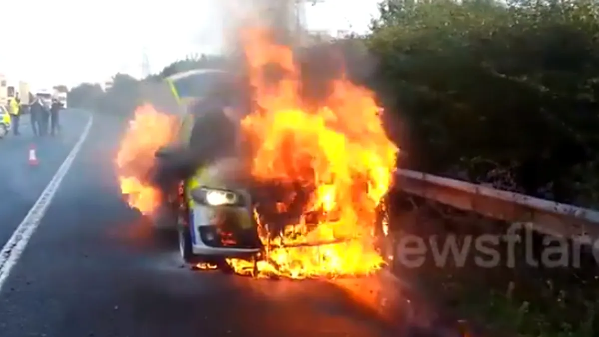 Arde Poliţia! BMW-ul legii, în flăcări pe autostradă [VIDEO]