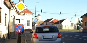Într-o intersecție unde drumul cu prioritate virează la stânga, ești obligat să semnalizezi? Ce scrie în Codul Rutier 2026