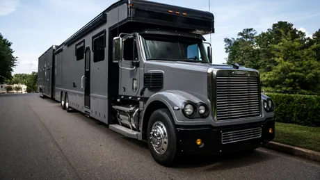 Un camion a fost transformat într-o autocaravană de lux de peste 400.000 de dolari