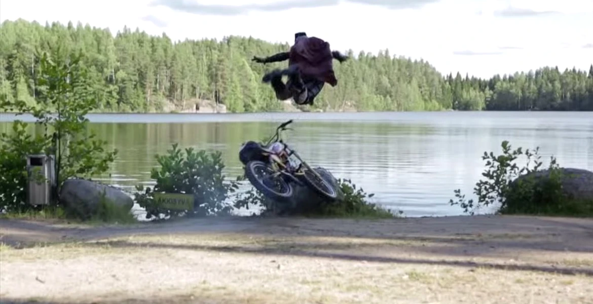 VIDEO: Omul şi Mopedul său. O poveste de dragoste
