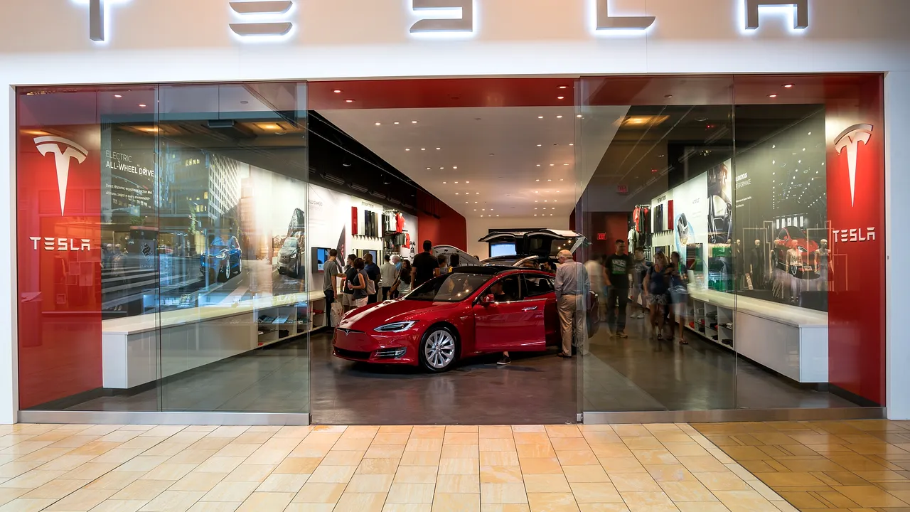shutterstock_tesla-showroom- 