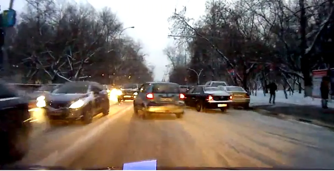 Video: Slalom de zăpadă, în plină aglomeraţie
