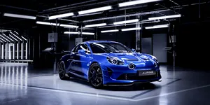 Următoarea generație de Alpine A110 va avea și motor termic, pe lângă cel electric