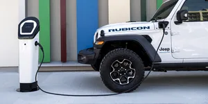 Peste 375.000 de Jeep-uri hibride sunt rechemate în Europa. Risc de incendiu pentru bateria de tracțiune