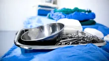 Un bărbat cu o macetă înfiptă în cap a mers singur la spital. A așteptat pe hol și s-a jucat la telefon