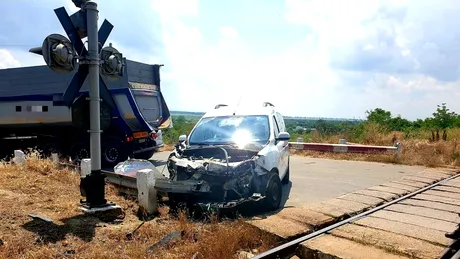 Un autoturism a fost acroșat de un tren în Giurgiu - FOTO
