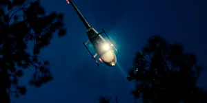 Primarul unei comune din România vine la serviciu cu elicopterul. Aterizează în curte cu Robinson R44