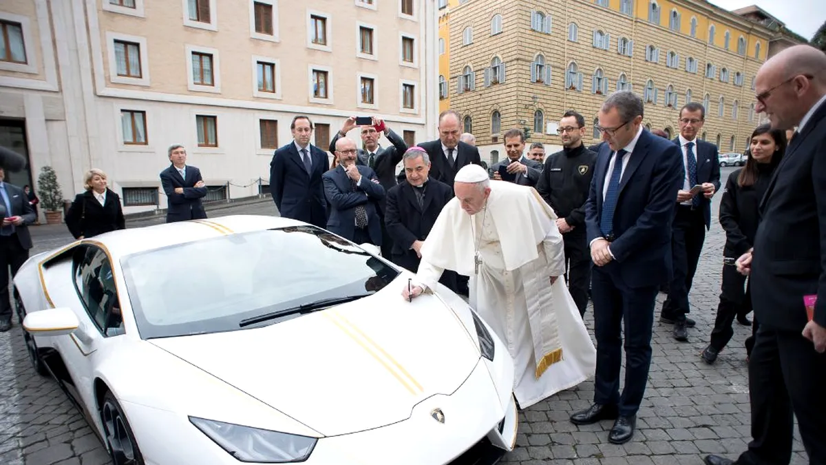 Un Lamborghini, binecuvântat de papa Francisc, poate fi câştigat pentru doar 10 dolari - VIDEO