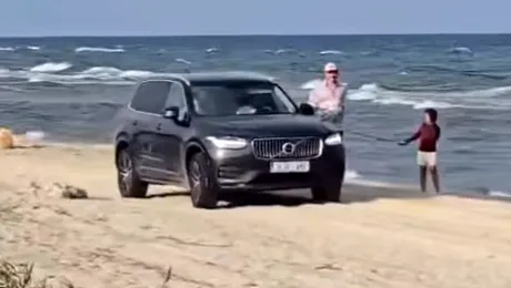 <span class='prepend'>Video |</span> Un șofer a fost amendat după ce a intrat cu mașina pe plaja din Vadu. Ce sancțiune a primit acesta