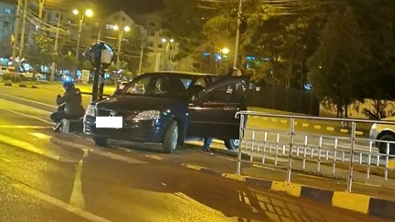 Manevră interzisă A încercat sa întoarcă mașina pe trecerea de pieton și a lovit un piton 