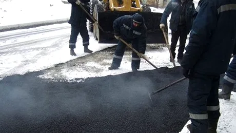 În Rusia nu se deszăpezeşte, se asfaltează peste zăpadă