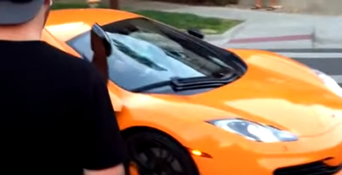 Un puşti distruge parbrizul unui McLaren de 250.000 de dolari cu skateboard-ul | VIDEO