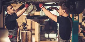 Cât de des trebuie făcut schimbul de ulei și de ce nu e realist intervalul de 2 ani sau 30.000 KM