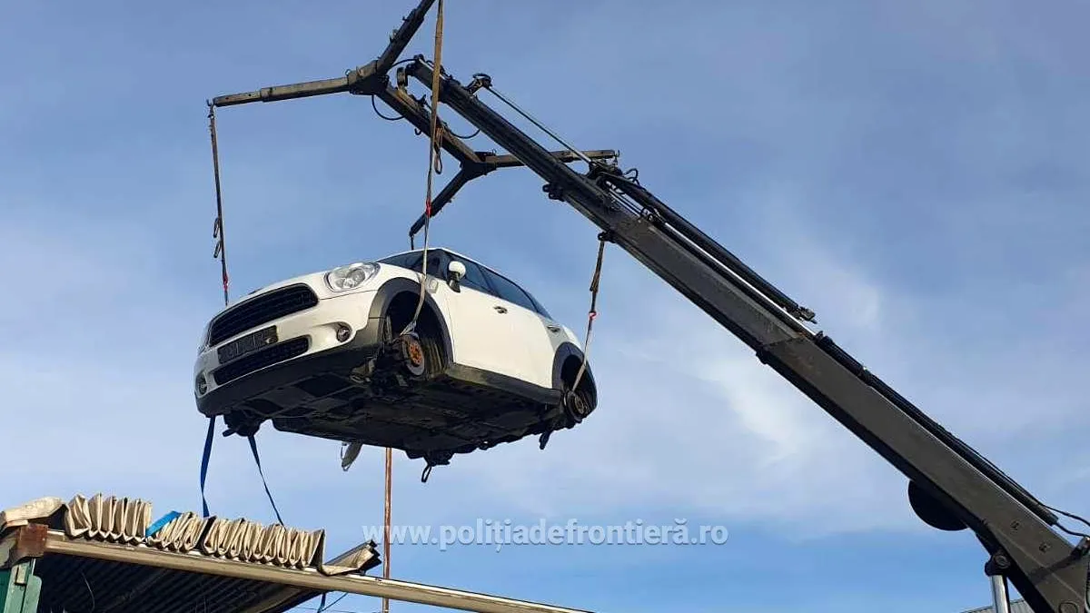 Mașină căutată de olandezi, fără plăcuţe de înmatriculare şi roţi, descoperită la frontiera cu România - VIDEO