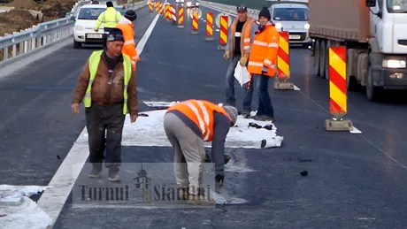 Asfaltul noii bucăţi de autostradă Sibiu - Orăştie, deja crăpat