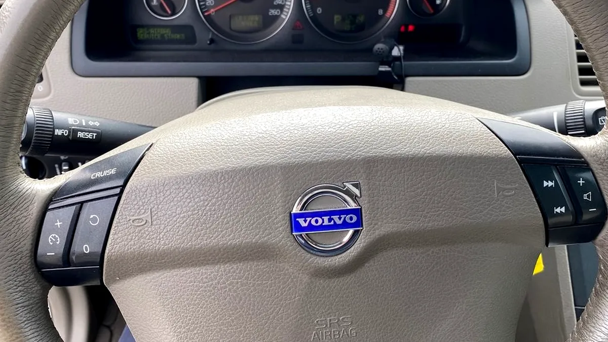 Volvo XC90, second-hand, costă doar 2.900 de euro. Este cel mai sigur și mai rezistent SUV de familie