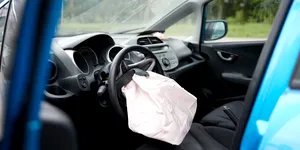 În ce cazuri se declanșează airbag-urile la o mașină? Ce se întâmplă dacă nu ai centura?