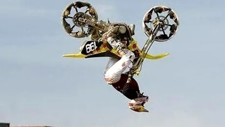 Travis Pastrana cascadorie pentru DC Shoes