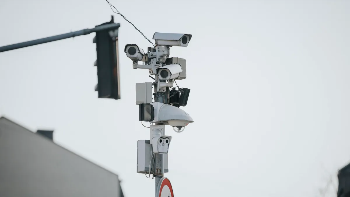 Camere cu inteligență artificială: Peste 10.000 de șoferi din Grecia, prinși într-o singură lună, că au trecut pe roșu