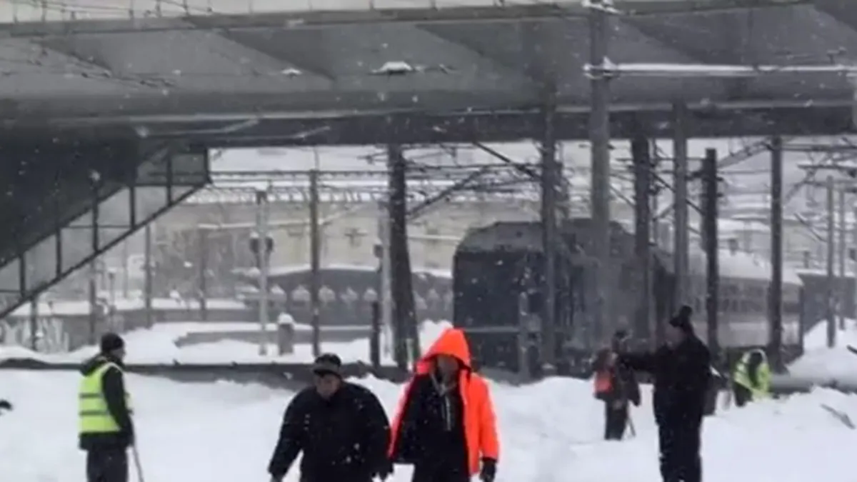Ireal ce s-a întâmplat cu un tren, în România, în mijlocul gerului. Şi pe noi ne îndeamnă să ne lăsăm maşinile acasă
