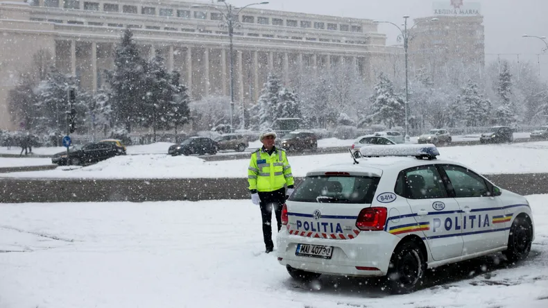 Peste 100 de persoane blocate în mașini din cauza ninsorii. Intervenții în 8 județe și restricții pe zeci de drumuri
