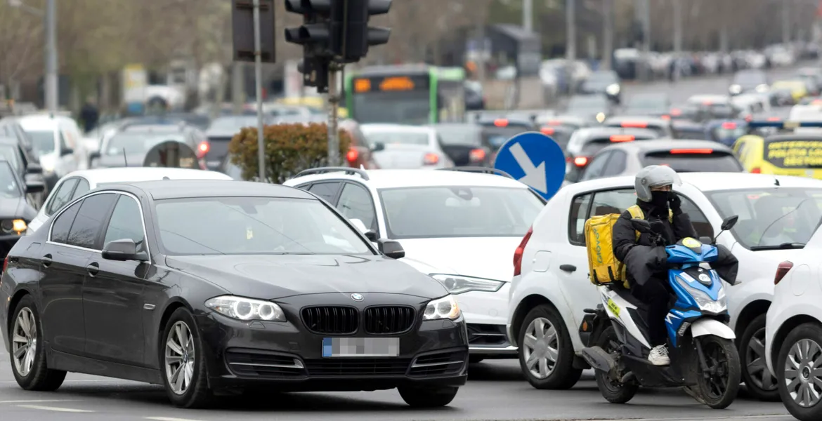 2025: Cum trebuie să procedezi la întâlnirea semnalului galben intermitent la semafor?