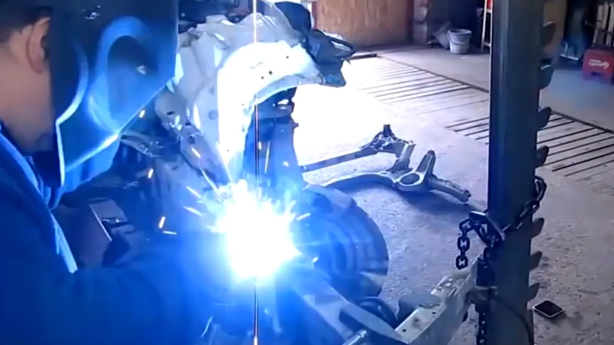 Cum repară un mecanic rus un BMW Seria 7 grav accidentat - VIDEO