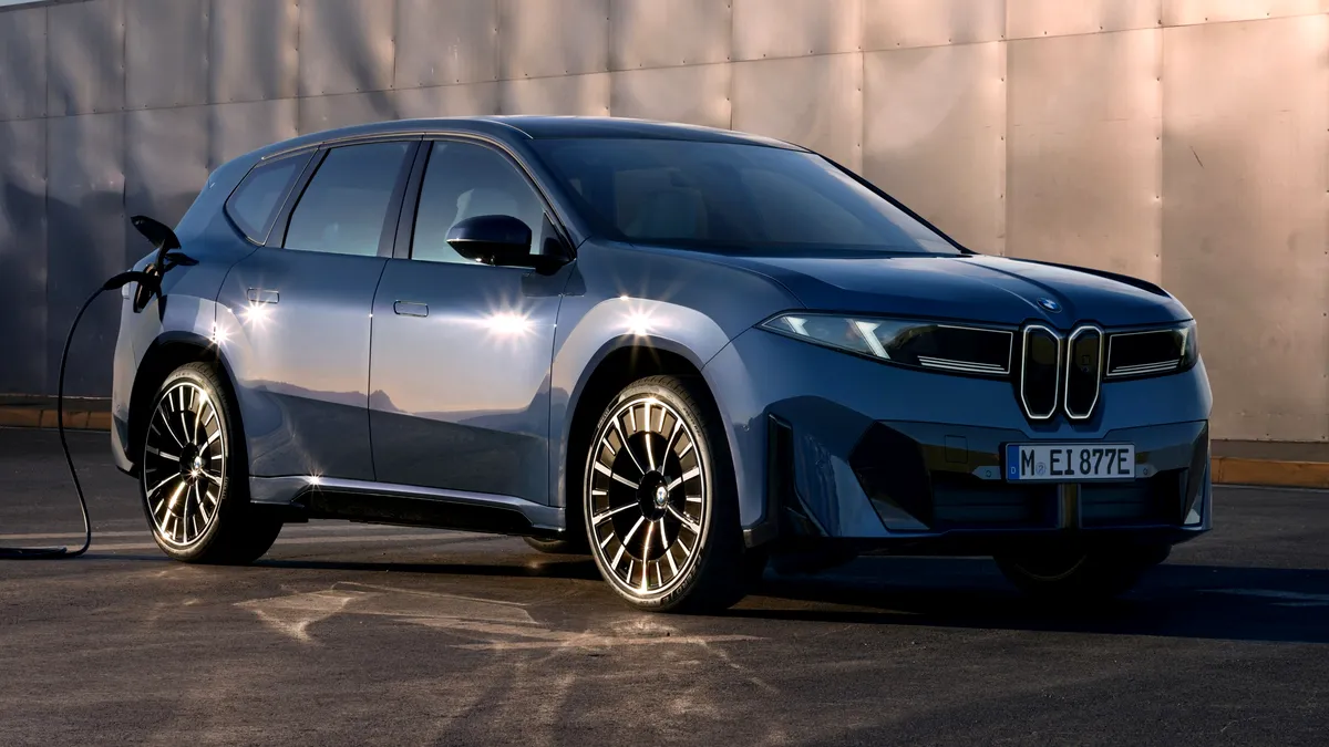 BMW iX3 va fi disponibil într-o versiune mai accesibilă, din vară. Cu ce noutăți mai vin bavarezii?