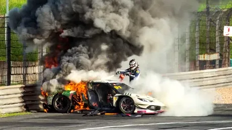 „Supereroul” de pe pista din Shanghai: Un pilot olandez și-a scos rivalul dintr-un Ferrari cuprins de flăcări la cursa China GT