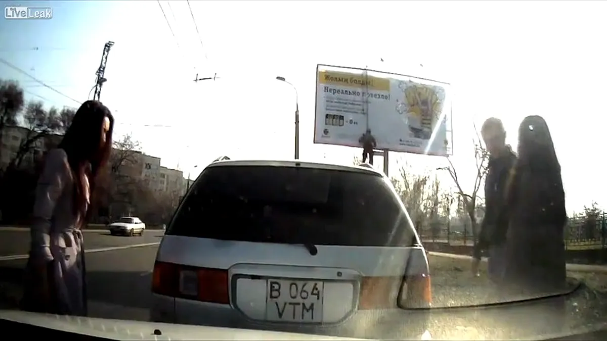 Ce păţeşti dacă scrii SMS-uri la volan? VIDEO