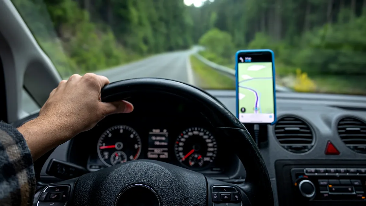 Care aplicație de navigație e mai bună în 2026: Comparație Google Maps și Waze: funcții, avantaje și diferențe