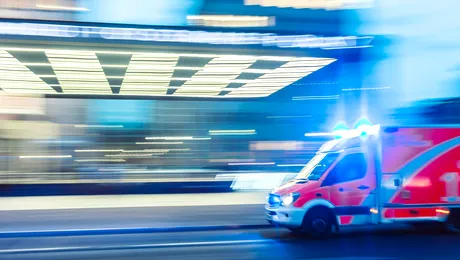 Codul Rutier 2026: Este legal să încalci, temporar, regulile de circulație pentru a face loc ambulanței sau pompierilor?