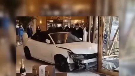 Clientul unui hotel a intrat în hol cu mașina sa, un Audi A5 decapotabil - VIDEO