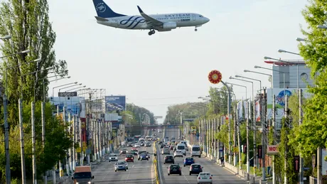 Un șofer care avea mașina parcată a primit 6 amenzi de viteză din cauza avioanelor care zburau pe deasupra acesteia