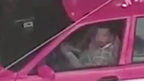 Un taximetrist se masturbează în timp de o femeie îşi parchează maşina | VIDEO