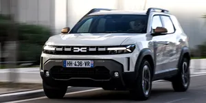 Dacia Duster, considerată una dintre cele mai bune mașini pentru proprietarii de câini. Care sunt avantajele majore