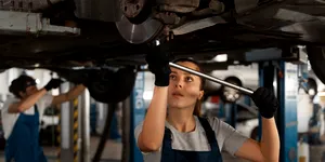 Elevii unui liceu tehnologic repară mașini vechi și le oferă gratuit mamelor singure. Au donat peste 60 de vehicule