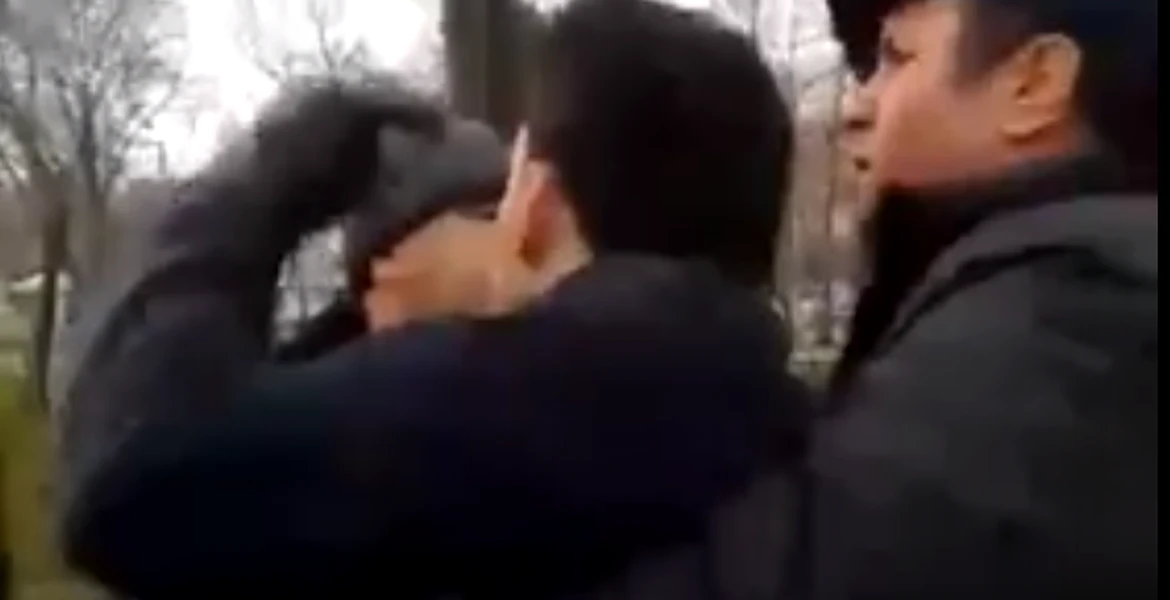 VIDEO. Întâmplare uimitoare în Bucureşti. Un bărbat a fost reţinut cu forţa de controlorii RATB