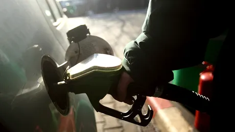 Preţul benzinei a scăzut sub 5 lei/litru. De unde poţi cumpăra carburant cu 4,97 lei