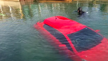 O femeie a ajuns cu maşina în lac, după ce GPS-ul a confundat un ponton cu un drum - GALERIE FOTO
