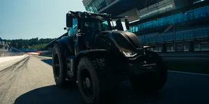 Cât de rapid este un tractor pe un circuit de Formula 1? Valtra a dus un model pe Red Bull Ring, în Austria