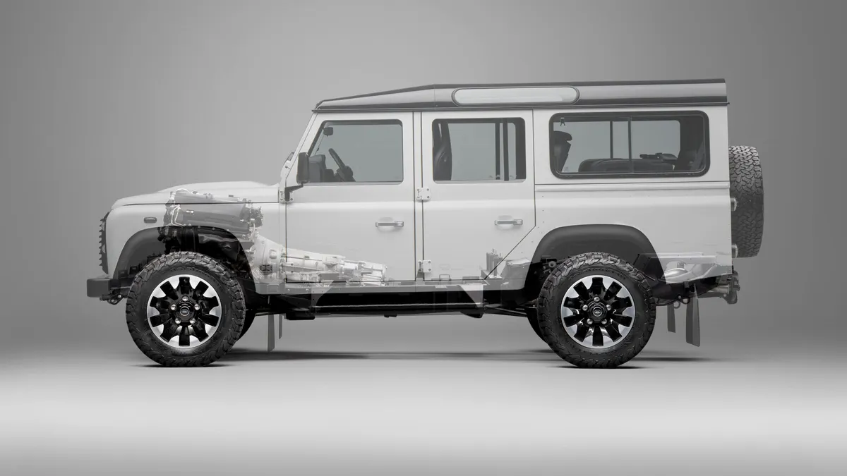 Land Rover transformă clasicul Defender printr-un program de conversie limitat la 4 ani de producție. Clienții pot alege un V8 modern pentru modelul legendar