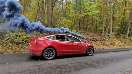 VIDEO. Tesla Model 3, transformată în mașină pe cărbuni