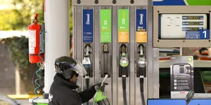 Încă un record de preț pentru benzină. Iar motorina e acum mai scumpă decât înainte de reducerea accizei