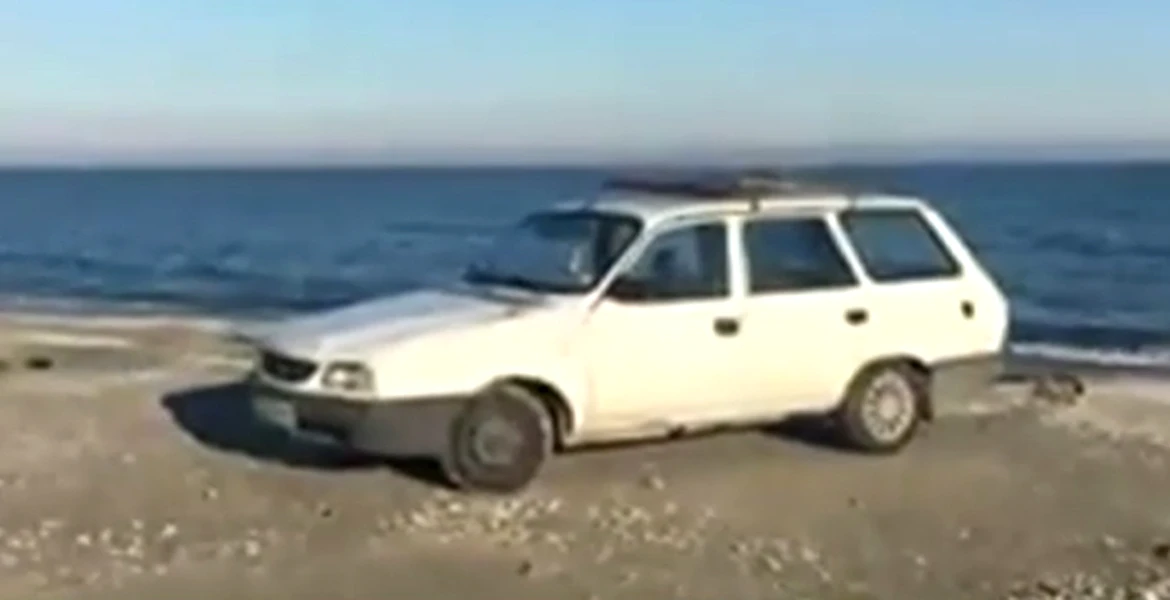 Un constănţean şi-a lăsat Dacia pe plajă. E posibil ca amenda să depăşească valoarea maşinii – VIDEO