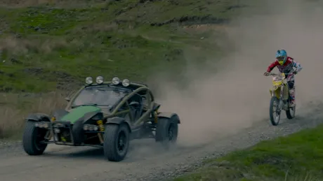 Înfruntarea murdăriţilor: Ariel Nomad vs. o motocicletă Suzuki [VIDEO]