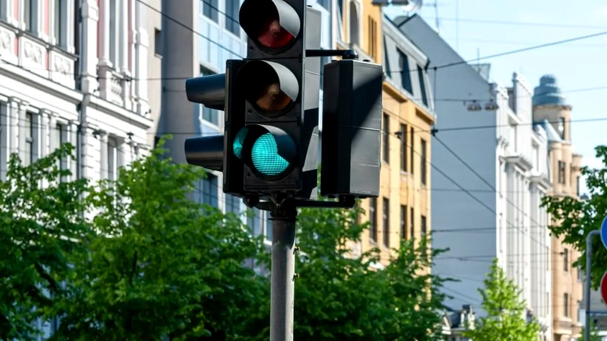 Regula semaforului verde intermitent la dreapta. E vinovat cel care blochează această bandă?