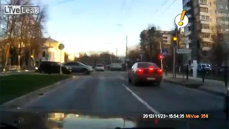 Accident: de ce să NU treci pe galben. VIDEO