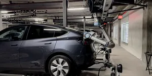 Video | Cum arată garajul din California care îți depozitează și încarcă mașina electrică?