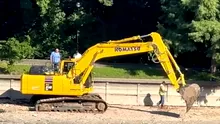 „Dorele, mai muncim și noi?” Desfășurare de „forțe” în cuva Lacului Herăstrău, unde se lucrează cu…un excavator și trei meseriași. Când va fi iar apă?